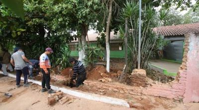 Cae la muralla de una escuela en Lambaré y reclaman asistencia