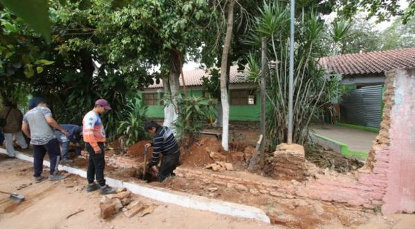 Cae la muralla de una escuela en Lambaré y reclaman asistencia