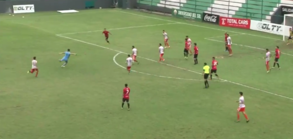 ¡Desde fuera del área! El golazo de un arquero en la Primera B