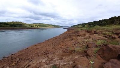 Falta más precipitaciones para superar la aguda crisis hídrica del río Paraná