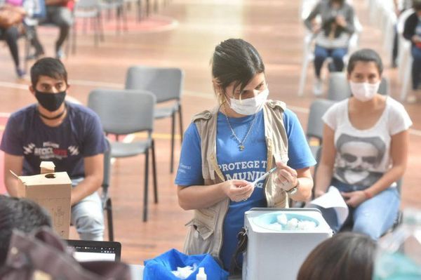 Se insiste con primera dosis para mayores de 18 años hasta agotar vacunas
