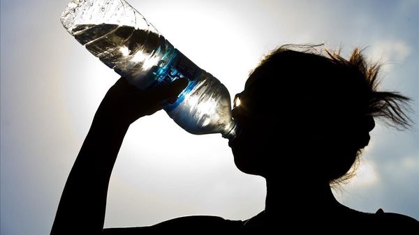 ¿Cuánta agua tienes que beber en realidad?