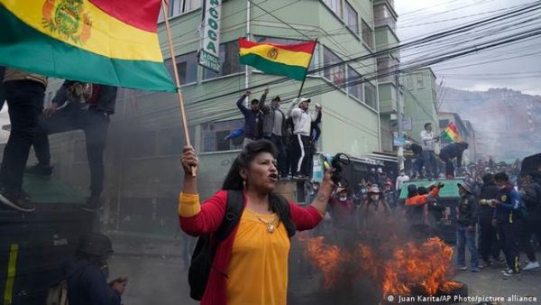 Cocaleros bolivianos retoman sede tras choques con la Policía