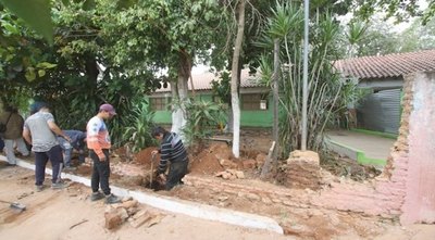 Crónica / Muralla de escuela ho’a tras fuertes lluvias ndaje