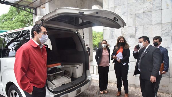 Periodistas donan una ambulancia para reparar el daño social
