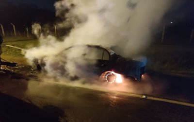 Taxi ardió en llamas y dio apenas tiempo a su conductor para salvarse - Nacionales - ABC Color