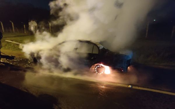 Taxi ardió en llamas y dio apenas tiempo a su conductor para salvarse - Nacionales - ABC Color