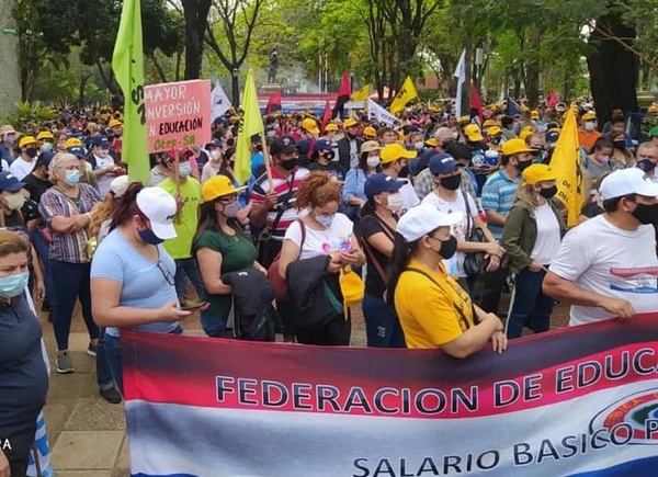 Sin acuerdo con Gobierno, gremios docentes continúan en huelga