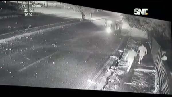 Camioneta volcó en Villa Elisa - SNT