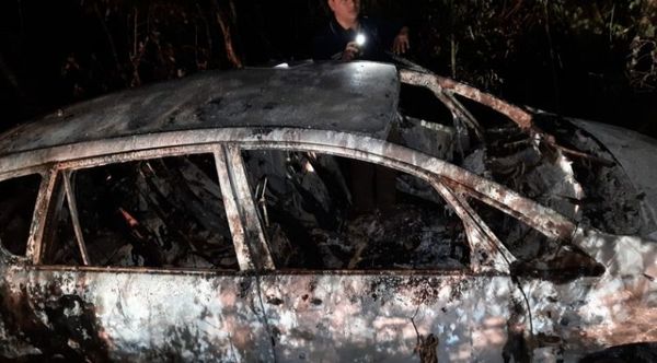 Hallan incinerado un vehículo utilizado para asalto a servicentro