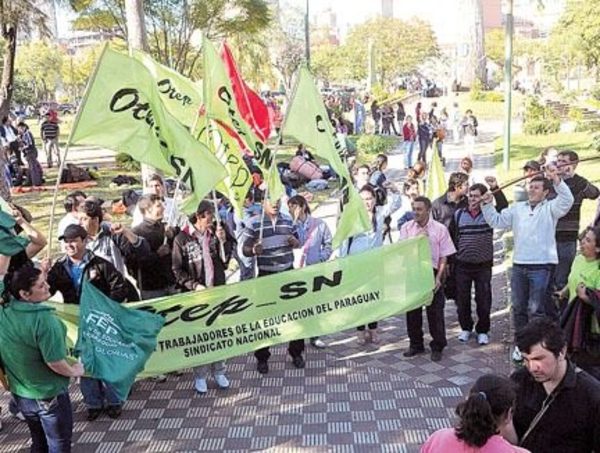 Docentes suspenden actividades académicas y administrativas en las escuelas públicas · Radio Monumental 1080 AM