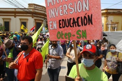 Crónica / Siguen las manifestaciones, docentes rechazan aumento del 8%