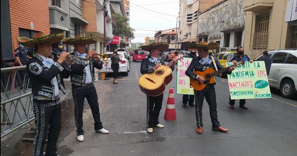 Día Mundial del Docente: educadores continúan con paro y serenata incluida