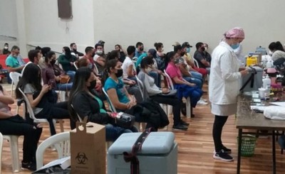 Continúa aplicación de primera dosis en adultos de 18 años en adelante