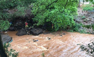 Infructuosa búsqueda de bebé presuntamente perdido en el arroyo
