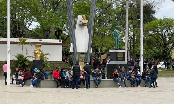 Coronel Oviedo: 1.500 docente salen a la calle para reclamar reajuste del 16% - OviedoPress