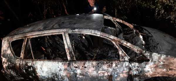 VEHÍCULO HURTADO EN ENCARNACIÓN APARECIÓ INCINERADO