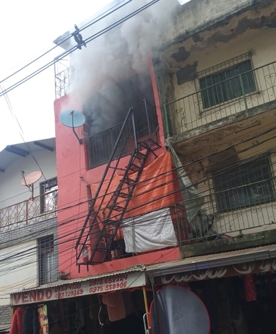 Local comercial se incendia en el microcentro de CDE