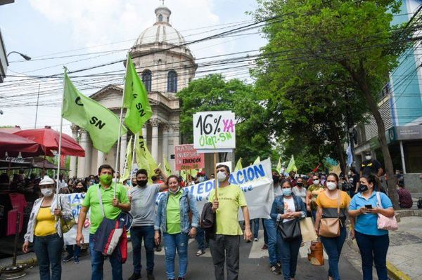 Gremios de docentes siguen con protestas en el microcentro exigiendo la suba del 16% de sus salarios