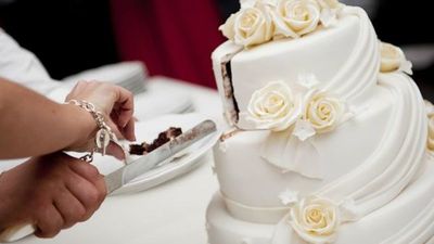 Recién casados cobran a invitados por la torta que comieron
