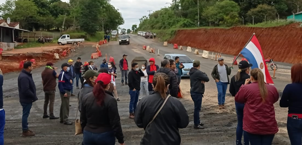 Pobladores de Blas Garay se manifiestan contra el MOPC y exigen solución - Noticiero Paraguay