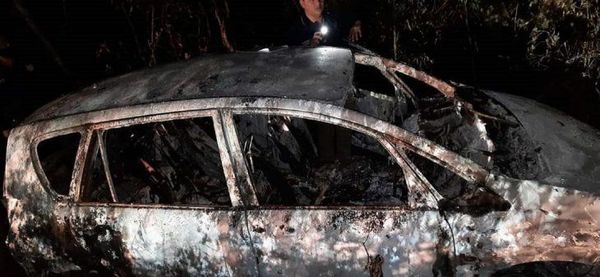 Hallan incinerado vehículo utilizado en millonario atraco en Encarnación - Noticiero Paraguay