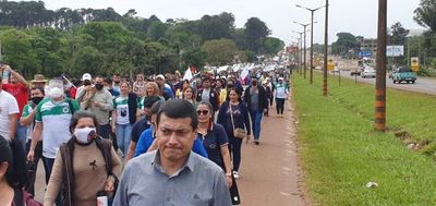 Docentes marchan sobre la ruta PY02 y aseguran que no aceptarán ni un por cierto menos - ABC en el Este - ABC Color