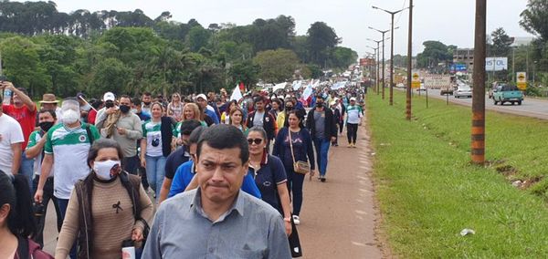 Docentes marchan sobre la ruta PY02 y aseguran que no aceptarán ni un por cierto menos  - ABC en el Este - ABC Color