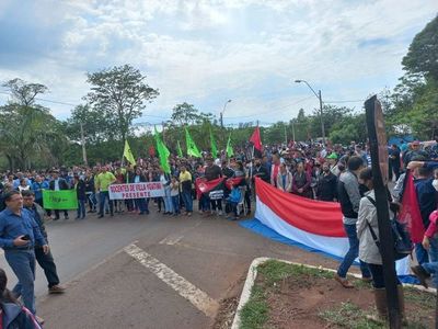 Docentes cierran ruta en Canindeyú para exigir aumento salarial - Nacionales - ABC Color