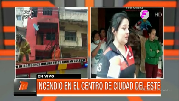 Vecinos salvan a una mujer y sus hijos de un incendio en edificio