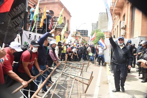 Médicos y docentes se unen con el objetivo de presionar por sus reivindicaciones