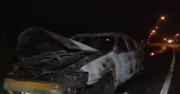 La Nación / Un taxi se quemó por completo en Luque, el conductor se salvó de milagro