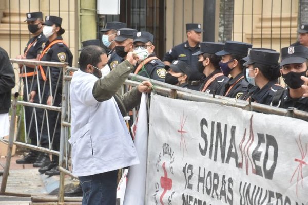 Médicos seguirán en huelga hasta el próximo lunes - Noticiero Paraguay