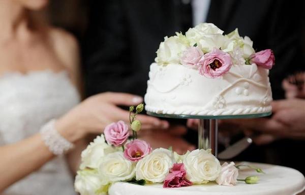Por cada porción de torta, recién casados cobraron USD 5 a invitados