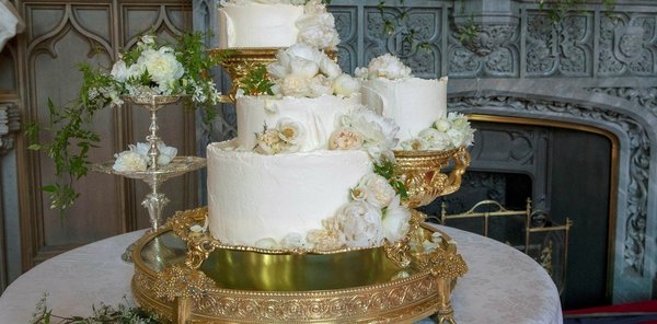 Pareja de recién casados cobró las porciones de torta a invitados