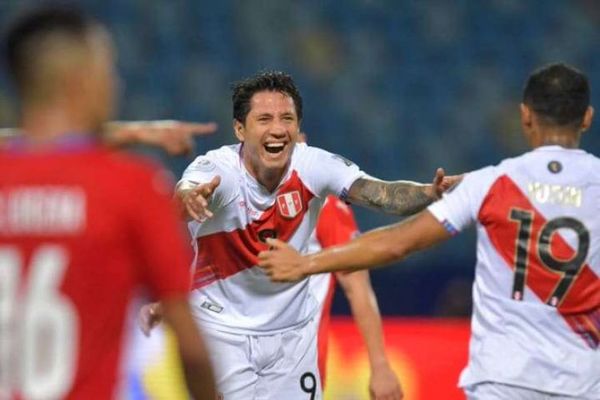 Perú espera a Chile con sus dos goleadores afilados