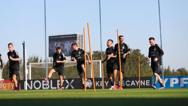 Argentina se entrena con plantel completo