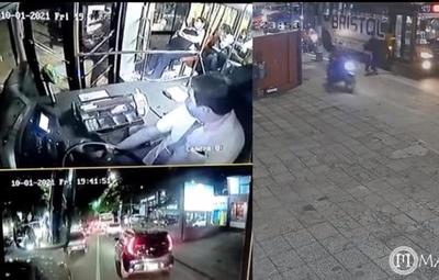 Rompió puerta de bus que no alzó porque no estaba en parada obligatoria