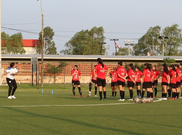 Intenso entrenamiento de las juveniles - APF