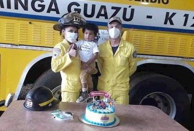 Crónica / Niño de 3 años donó alcancía a bomberos