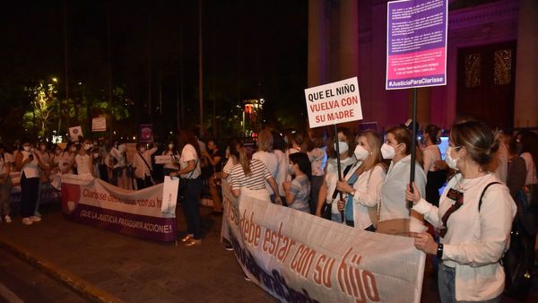 Manifestantes exigen que niño vuelva junto a su madre