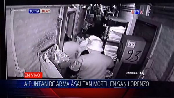 Clientes llevan la caja fuerte de motel
