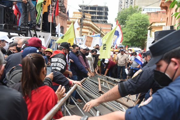 Paro docente continúa y amenazan con huelga general por el reajuste