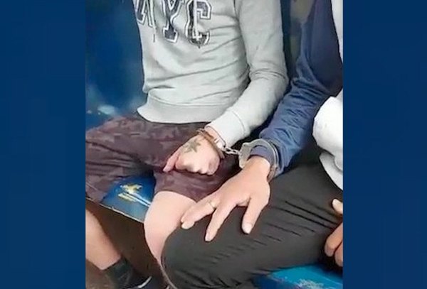 Crónica / SORPRESO COLECTIVO. Poli llevó a detenidos esposados ¡en micro!