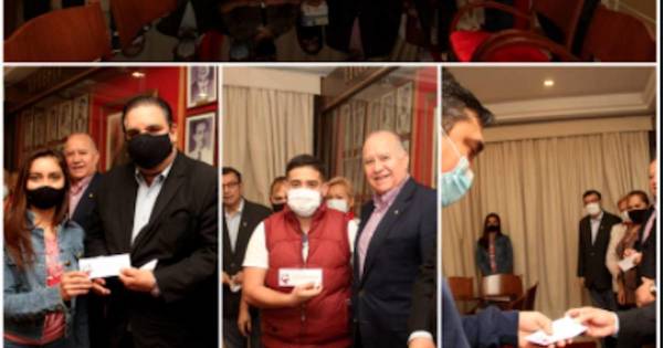 La Nación / ANR entregó becas de estudios universitarios