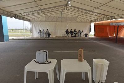 Primeras dosis anticovid se aplican hasta hoy en los vacunatorios, mientras en Central ya inmunizan casa por casa   - Nacionales - ABC Color