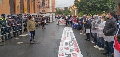 Médicos y docentes continúan con medidas de fuerza en zona del microcentro