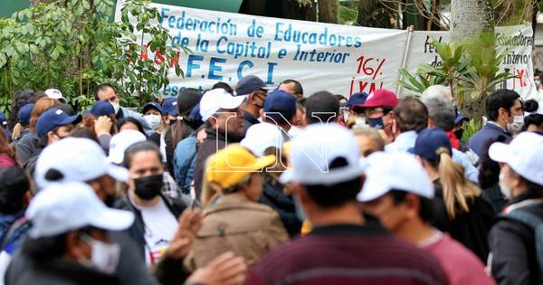 La Nación / MEC no pagará por días no trabajados a docentes movilizados