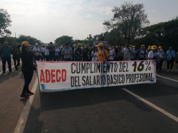 Continúa manifestación de docentes en Coronel Oviedo – Prensa 5