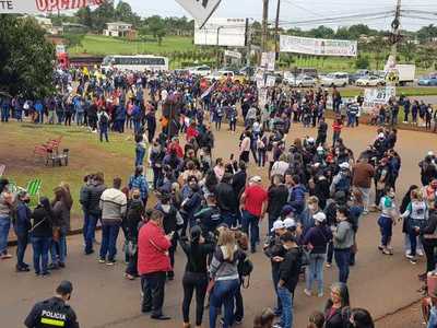 Multitudinaria manifestación de docentes en Alto Paraná por reajuste salarial - La Clave